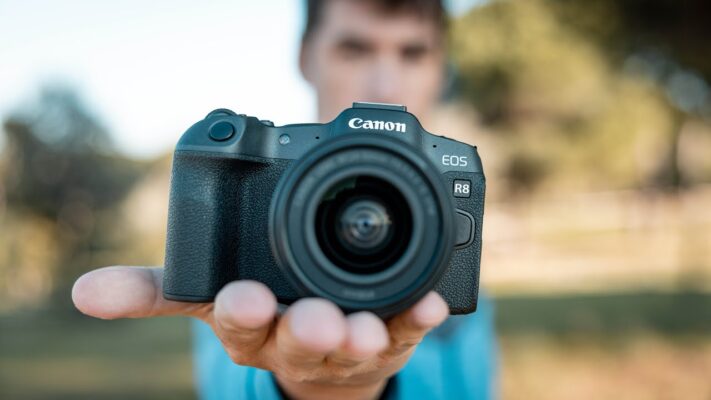 Canon EOS R8 gây ấn tượng với thân máy siêu nhẹ chỉ 414g, mang đến cảm giác cầm nắm thoải mái và tiện lợi tối đa