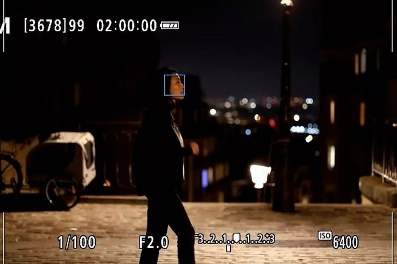 Máy ảnh Canon EOS R8  bắt nét tốt trong môi trường ban đêm