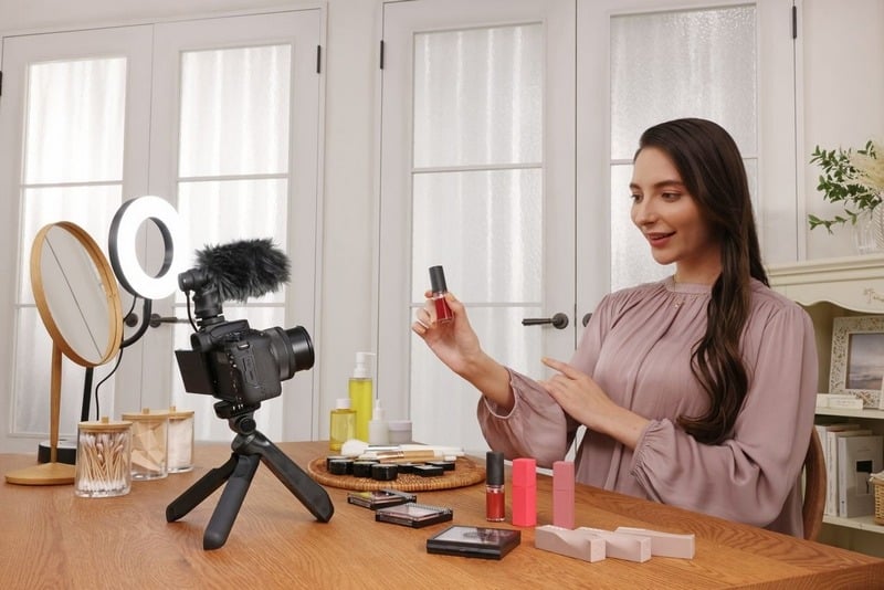 Canon EOS R50 giúp việc quay vlog trở nên thật dễ dàng