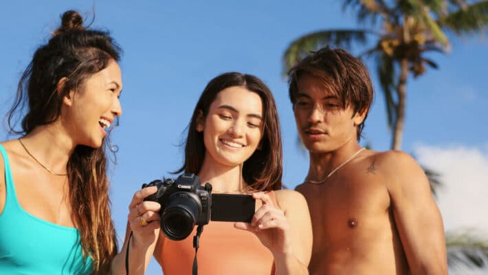 Canon EOS R10 được trang bị màn hình LCD cảm ứng 3.0 inch có khả năng xoay lật đa góc, giúp thao tác linh hoạt hơn trong quá trình sử dụng