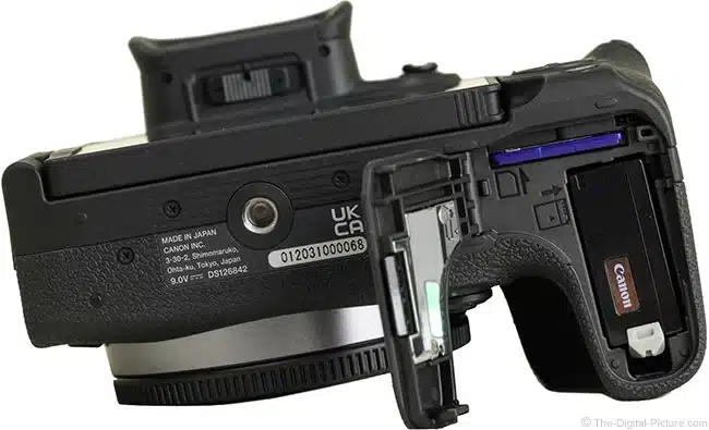 Canon EOS R10 sử dụng một khe thẻ SD đơn hỗ trợ chuẩn UHS-II, giúp tăng tốc độ ghi và đọc dữ liệu