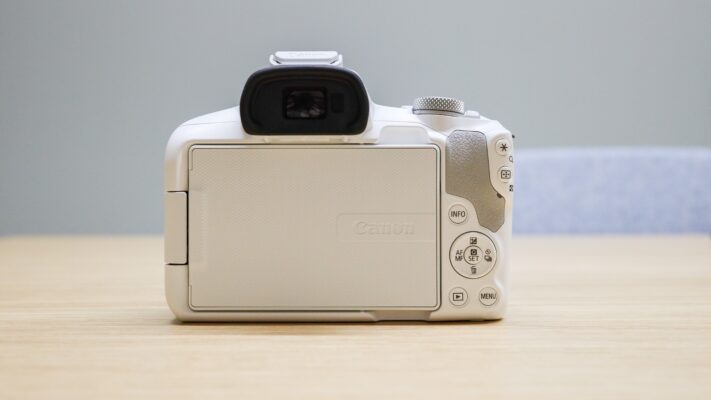 Canon EOS R50 sử dụng tấm nền OLED 2.36 triệu điểm.