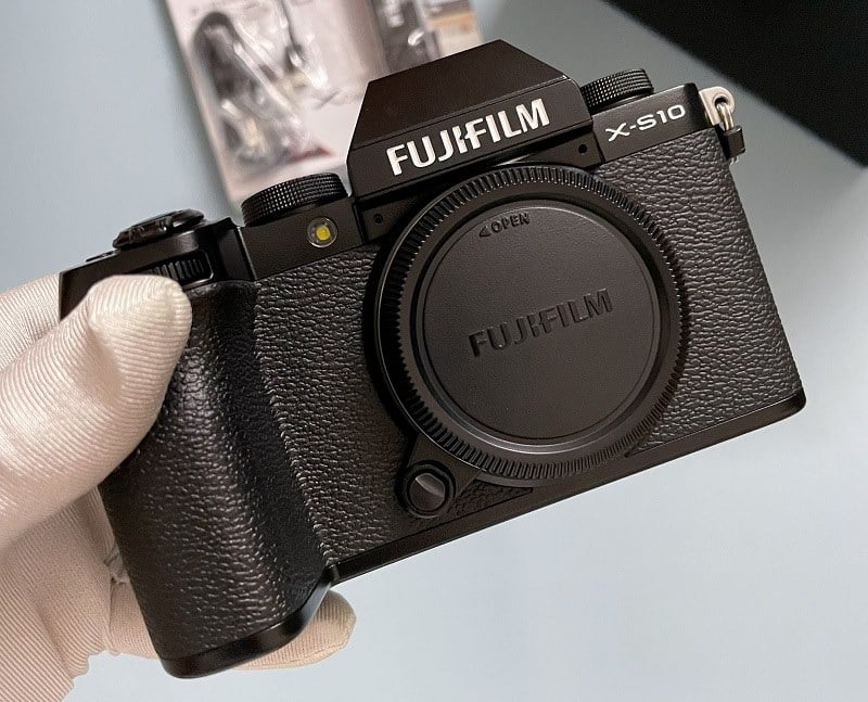 Fujifilm X-S10 tương đối gọn nhẹ cho người dùng thích xê dịch