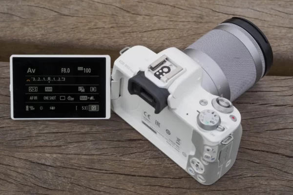 Màn hình của Canon EOS M50 Mark II có kích thước 3 inch và độ phân giải 1.040.000 điểm ảnh