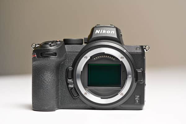 Nikon Z5 có độ phân giải 24.3MP.