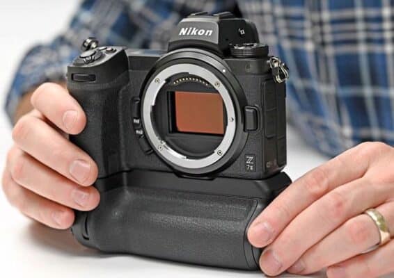 Nikon Z7 II được thiết kế để sử dụng pin EN-EL15C của Nikon