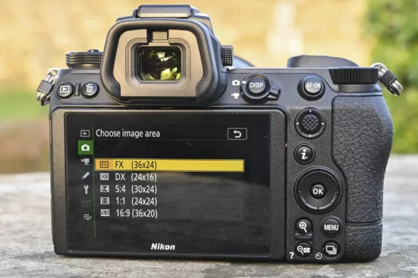 Màn hình cảm ứng LCD 3.2 inch 2.1 triệu điểm của Nikon Z7 II có khả năng nghiêng, giữ nguyên đặc tính tương tự như Z7 và Z6 trước đó