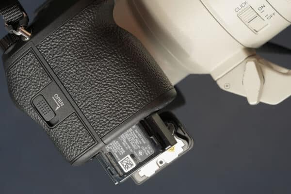 Sony A9 III vẫn sử dụng pin NP-FZ100, cho phép chụp được khoảng 400 ảnh khi sử dụng kính ngắm và khoảng 530 ảnh khi sử dụng màn hình LCD.