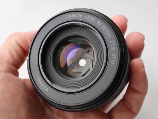 Canon RF 50mm STM là một trong những ống kính nhỏ và nhẹ nhất của Canon