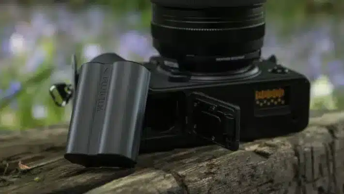 Fujifilm XT4 cũ sử dụng pin NP-W235 dung lượng cao, cho phép chụp tới 600 ảnh trong một lần sạc