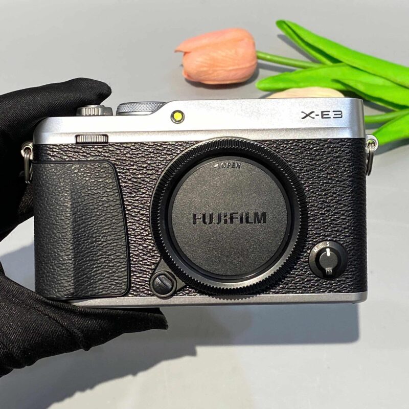 Fuji XE3 cũ với thiết kế nhỏ gọn, phong cách