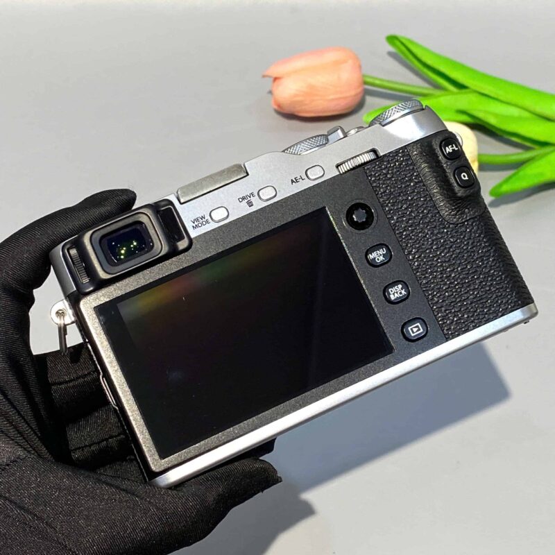 Fuji XE3 cũ được trang bị màn hình LCD cảm ứng 3 inch với độ phân giải 1.04 triệu điểm ảnh