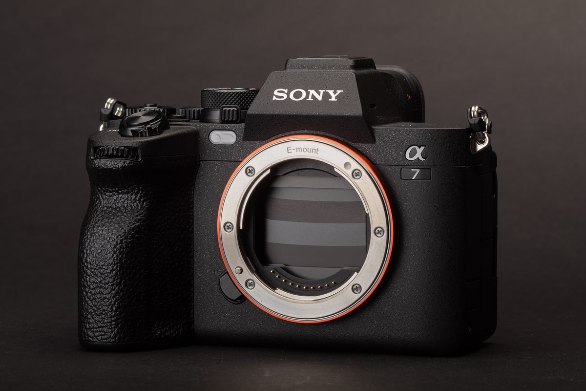 Sony A74 cũ sở hữu thiết kế nhỏ gọn, chắc chắn rất phù hợp cho những nhiếp ảnh gia cần di chuyển nhiều
