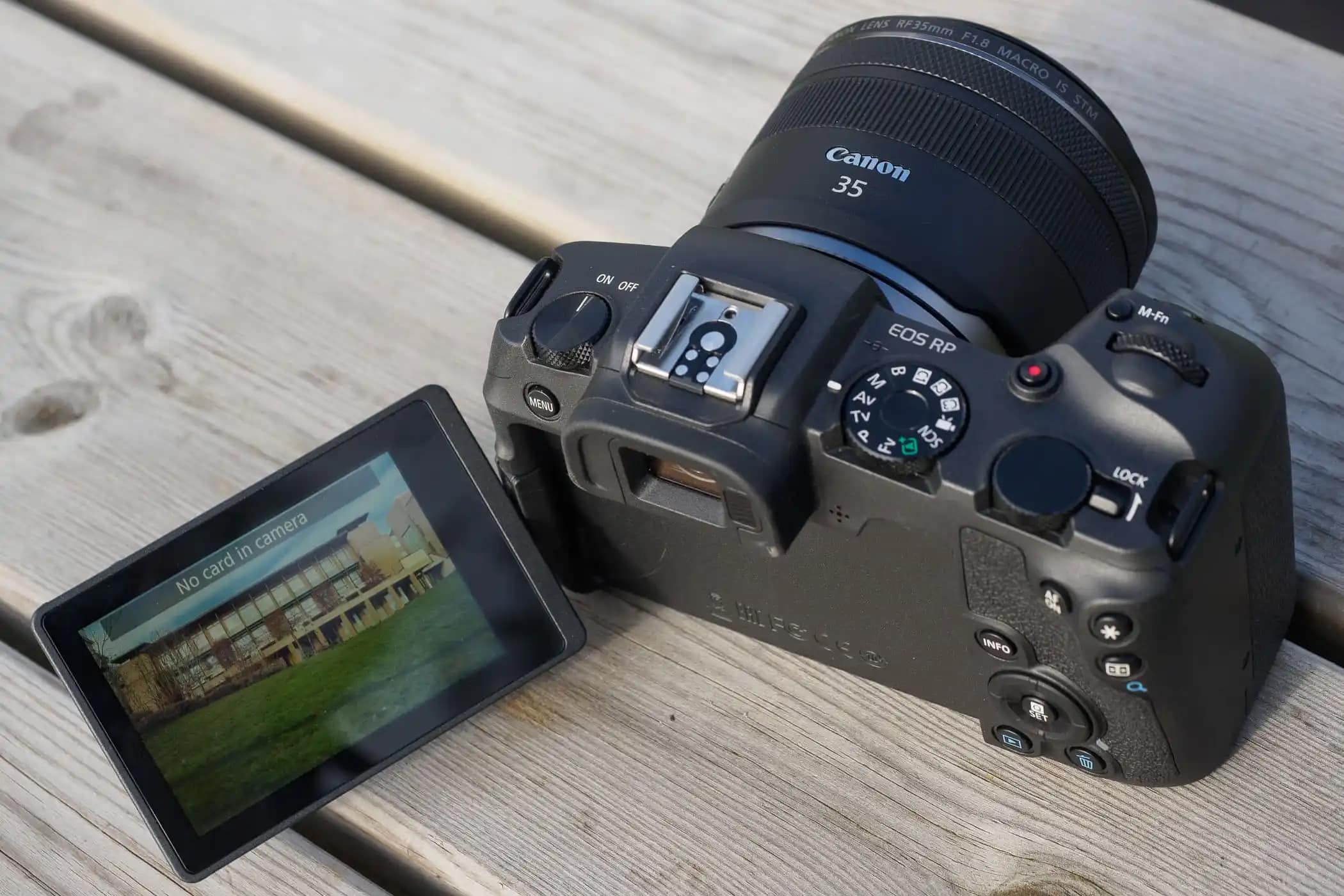 Màn hình có thể xoay lật linh hoạt hỗ trợ chụp ảnh từ nhiều góc độ