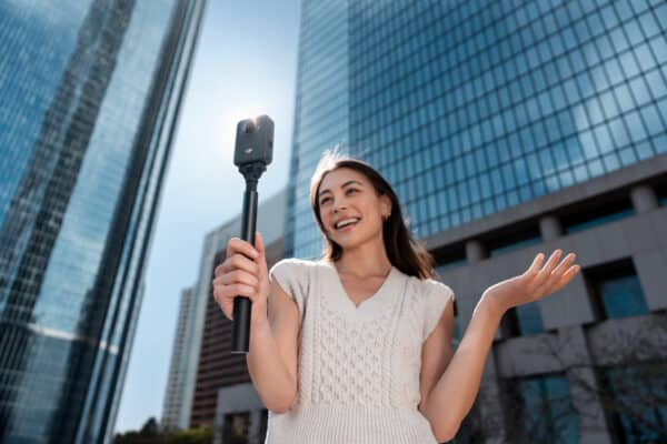 DJI 360 hỗ trợ điều khiển bằng cử chỉ, cho phép bắt đầu/dừng ghi hình dễ dàng, kể cả khi đeo găng tay