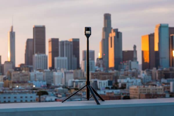 Osmo 360 tương thích DJI Studio và DJI Mimo, cung cấp công cụ chỉnh sửa thông minh như Smart Stitching, Intelligent Tracking, và GyroFrame