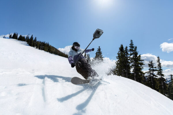 DJI 360 kết nối dữ liệu từ Apple Watch, Garmin, hoặc tệp FIT, hiển thị thông số tốc độ, quãng đường trên video dưới dạng bảng điều khiển trực quan