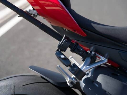 Với thiết kế gắn từ tính và lỗ ren 1/4"-20, Osmo 360 tương thích hoàn hảo với phụ kiện dòng Osmo Action