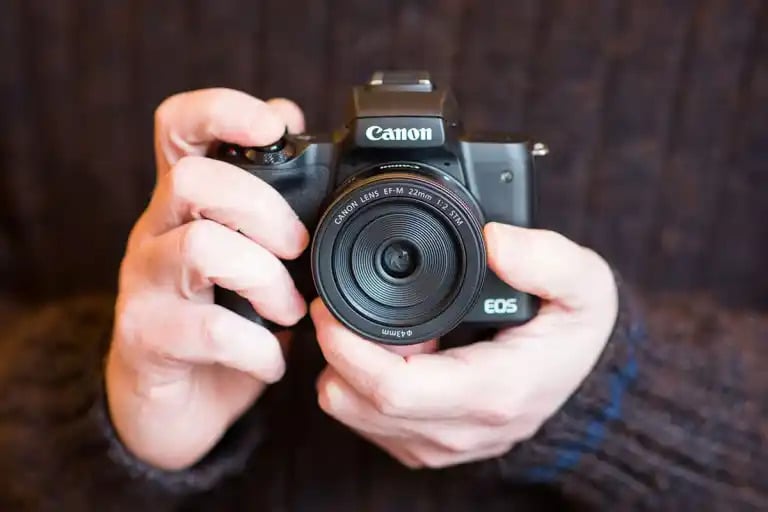 Canon M50 cũ là một trong những dòng máy mirrorless được yêu thích, đặc biệt dành cho những ai mới bắt đầu bước vào thế giới nhiếp ảnh và các vlogger