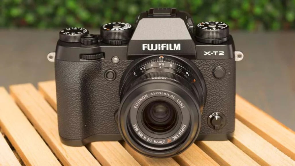 Fuji XT2 cũ với phong cách retro đặc trưng cùng hệ thống nút điều khiển cơ học giúp thao tác trực quan, nhanh chóng