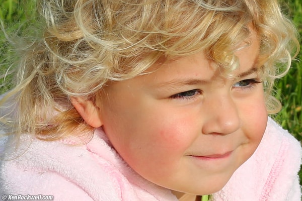 Cảm biến full-frame 22.3MP CMOS mang lại hình ảnh có độ chi tiết cao và dải tần nhạy sáng rộng, giúp tái tạo màu sắc chính xác và chân thực.