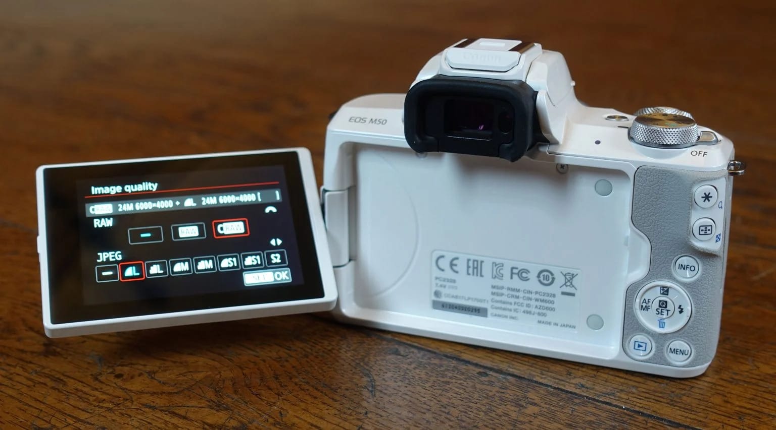 M50 cũ được trang bị màn hình LCD cảm ứng 3 inch, hỗ trợ tối đa cho việc chụp ảnh selfie và quay vlog từ nhiều góc độ