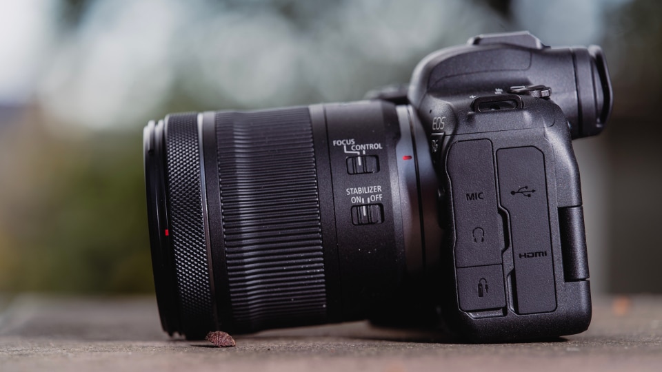 Đa dạng cổng kết nối máy ảnh với điện thoại hoặc máy tính