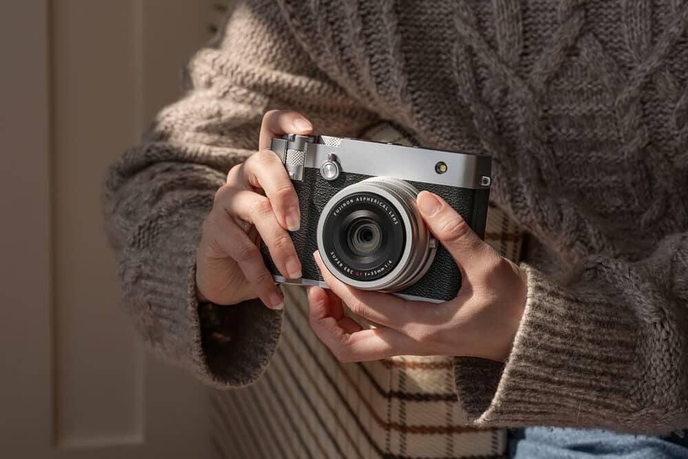 Lấy cảm hứng từ máy ảnh đo khoảng cách cổ điển, chiếc máy này sở hữu kính ngắm lệch tâm giúp thao tác dễ dàng