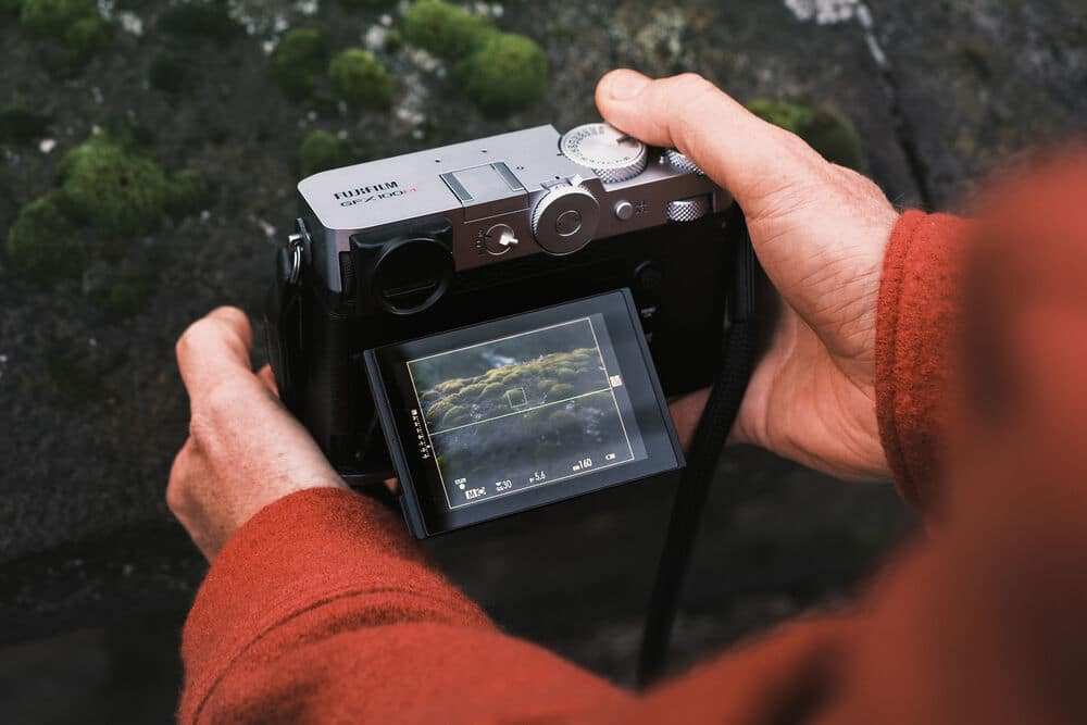 GFX100RF được trang bị kính ngắm điện tử EVF OLED 5,76 triệu điểm, mang lại hình ảnh sáng, sắc nét với độ phóng đại 0,84x