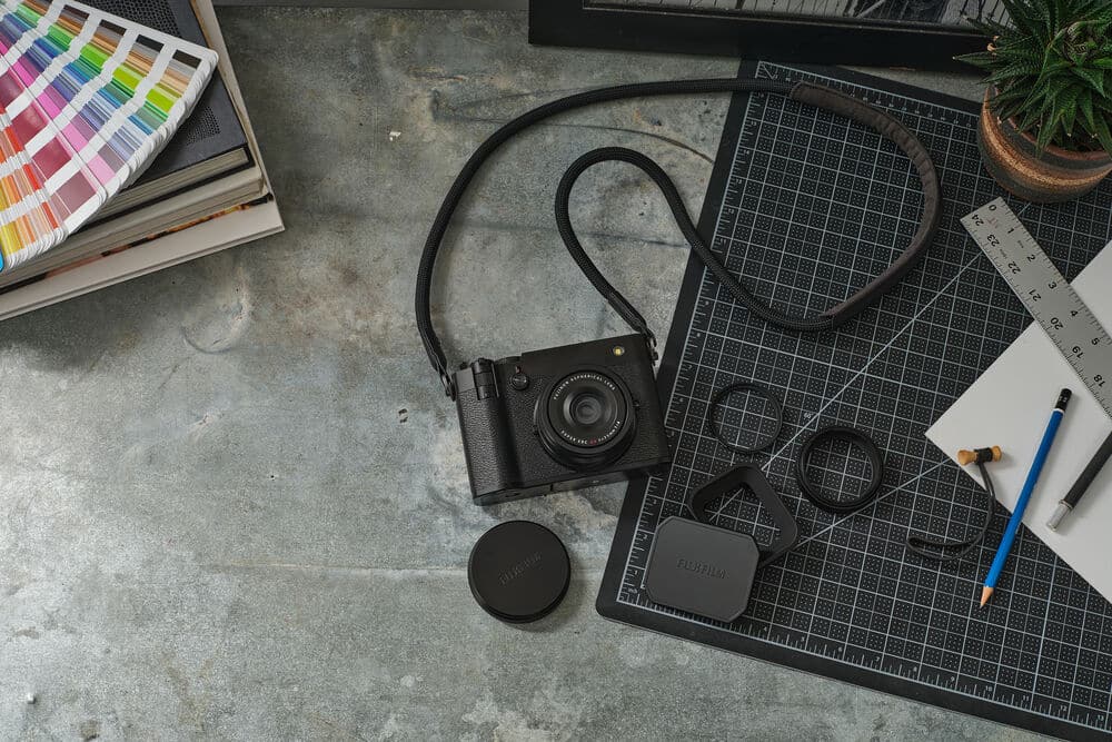 Ngoài pin và cáp sạc tiêu chuẩn, GFX100RF còn đi kèm nắp ống kính kim loại đẩy tùy chỉnh, vòng chuyển đổi, bộ lọc bảo vệ, ống kính vuông và dây đeo vai kiểu dây thừng.