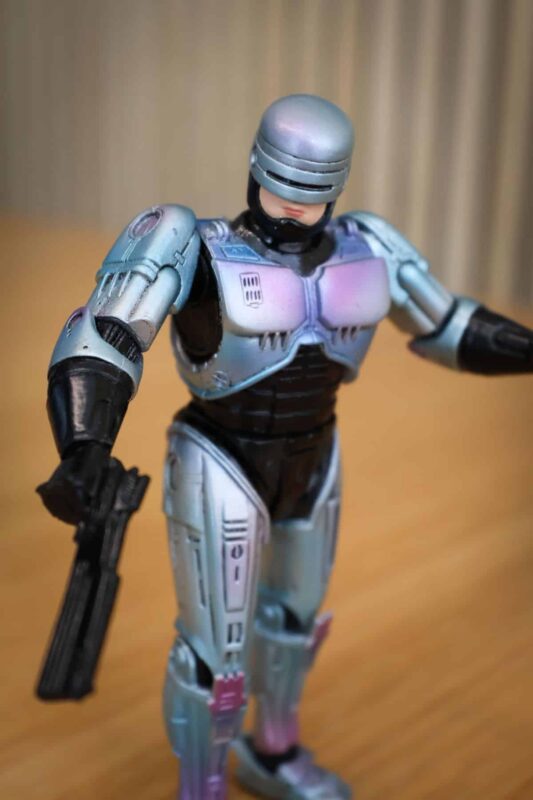 Canon EOS R50 V đáp ứng đầy đủ các nhu cầu cơ bản: đèn tally phía trước, khung viền đỏ trên màn hình khi quay, giao diện hiển thị dọc khi quay video dọc