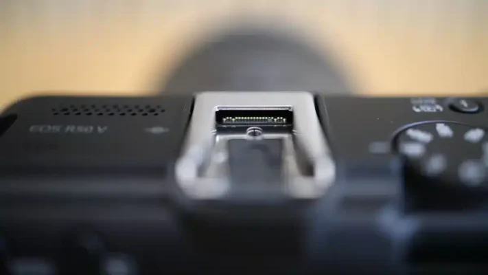 Một điểm nổi bật khác khi đánh giá Canon EOS R50 V chính là nút Color ở mặt sau máy, giúp truy cập nhanh vào menu Chế độ mà