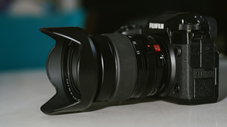 Đánh giá Fujifilm XF 16-55mm f/2.8 R LM WR II, đây là một ống kính zoom tiêu chuẩn cao cấp dành cho hệ máy ảnh X Series.