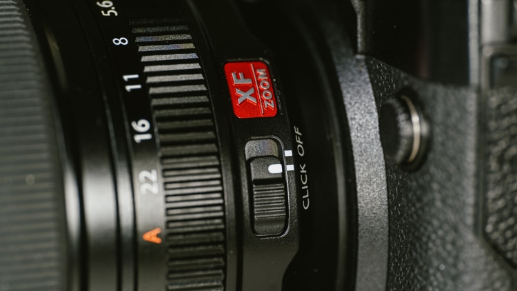 Đánh giá Fujifilm XF 16-55mm f/2.8 R LM WR II cho thấy thiết kế điều khiển trên ống kính vẫn giữ sự tối giản với ba vòng: zoom, lấy nét và khẩu độ