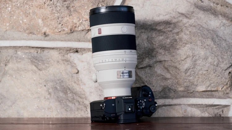 Phạm vi tiêu cự 50-150mm không phổ biến, nhưng lại rất phù hợp cho các tình huống như thể thao trong nhà, tiệc cưới, chụp chân dung sự kiện