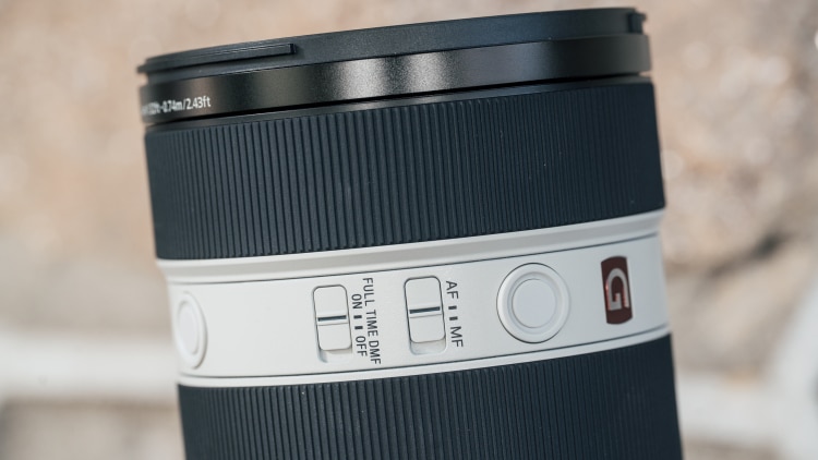 Điểm đặc biệt là ba nút Giữ tiêu điểm có thể lập trình, được đặt ở các vị trí khác nhau quanh ống kính để người dùng dễ thao tác dù cầm máy theo chiều ngang hay dọc.