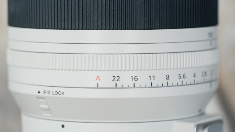 Vòng khẩu độ được thiết kế thông minh, cho phép chuyển đổi linh hoạt giữa các bước nhấp và hoạt động mượt mà không tiếng động