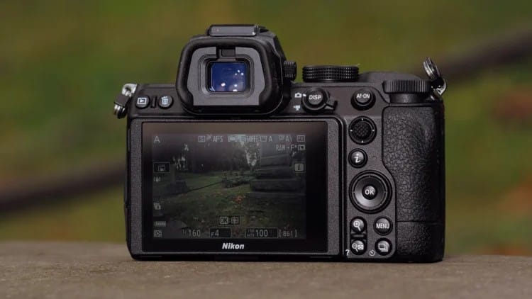 Cả hai máy đều có chống rung trong thân máy (IBIS), nhưng Z5 II vượt trội hơn khi hỗ trợ đến 7.5 stop (theo chuẩn CIPA), so với 5 stop trên Z5