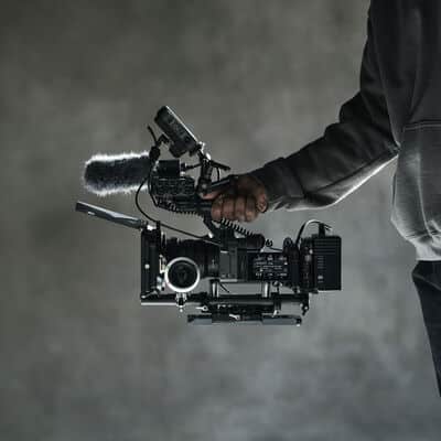 Sony FX2 kết hợp ổn định hình ảnh quang học 5 trục trong thân máy, công nghệ AI và siêu dữ liệu ống kính E-mount
