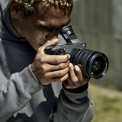 Sony FX2 mang đến tính linh hoạt của một chiếc máy ảnh hybrid, nâng tầm khả năng chụp ảnh tĩnh với các tính năng hiện đại
