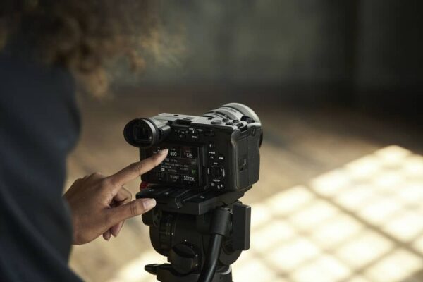 FX2 cho phép điều chỉnh FPS, ISO, góc shutter, khẩu độ, chế độ look và cân bằng trắng một cách trực quan ở chế độ quay phim