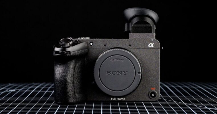 Sony FX2 cho phép quay video DCI 4K nội bộ với độ sâu màu 10-bit 4:2:2 hoặc xuất video raw 16-bit qua cổng HDMI