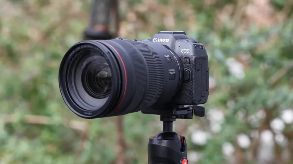 Canon R8 là máy ảnh mirrorless full-frame nhỏ gọn nhưng mạnh mẽ, chia sẻ cảm biến 24.2MP và bộ xử lý DIGIC X