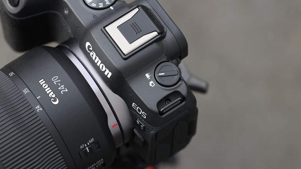 Thiết kế thân máy mỏng khiến các nút và vòng xoay nông hơn so với dòng cao cấp