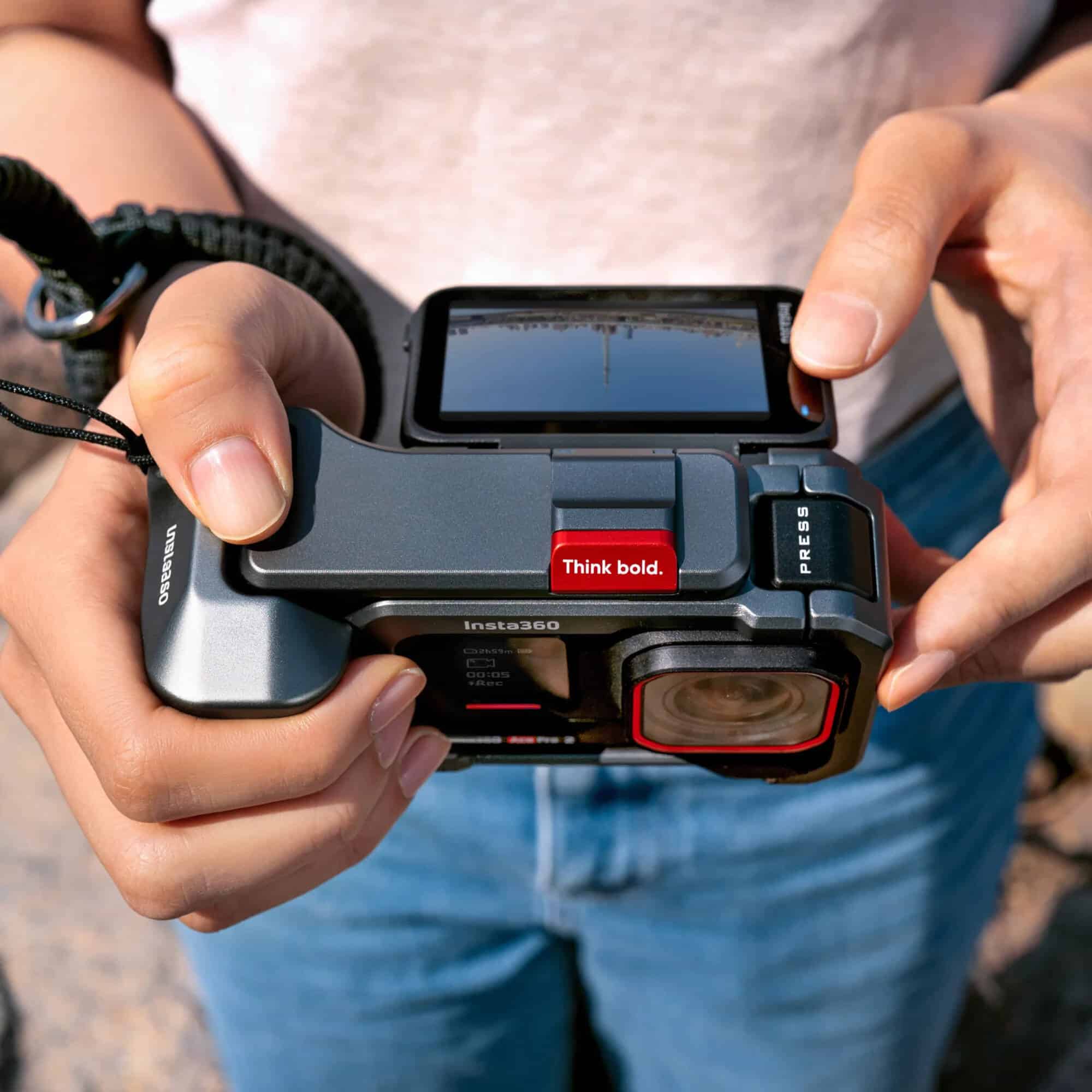 Insta360 Ace Pro 2 sở hữu màn hình cảm ứng lật 2.5 inch, tăng 70% mật độ điểm ảnh và sáng hơn 6%, mang lại hình ảnh hiển thị rõ nét ngay cả dưới ánh nắng trực tiếp