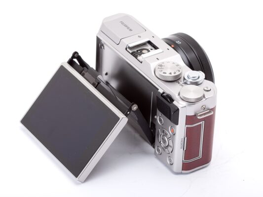 Fujifilm XA3 cho phép người dùng dễ dàng truyền ảnh từ máy sang điện thoại, máy tính bảng hoặc chia sẻ trực tiếp lên mạng xã hội mà không cần cáp kết nối