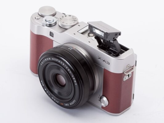 Fujifilm XA3 có thiết kế cổ điển pha hiện đại, nhỏ gọn, nhẹ và thời trang – lý tưởng cho du lịch, sự kiện, hay gặp gỡ bạn bè