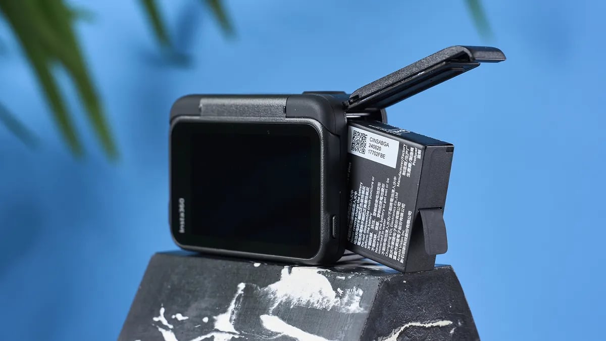 Trang bị viên pin dung lượng 1.800mAh, mang lại thời lượng quay khoảng 76 phút trong bài kiểm tra tiêu chuẩn với chế độ 4K/60p trong nhà