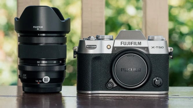Dù cùng chia sẻ bộ xử lý hình ảnh với X-T5, Fujifilm XT50 sở hữu thiết kế riêng, nhỏ gọn hơn với kích thước 3,3 x 4,9 x 1,9 inch và trọng lượng khoảng 450g