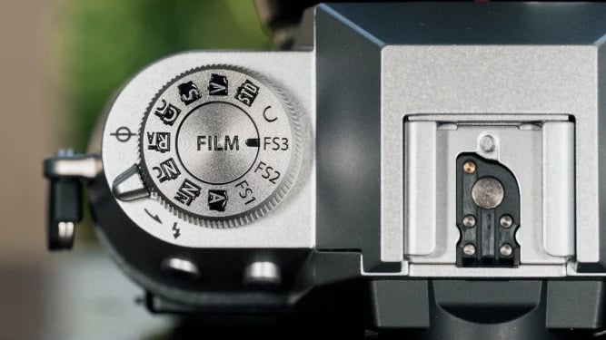 Fujifilm X-T50 là mẫu máy đầu tiên của hãng có nút xoay mô phỏng phim vật lý, nằm ở tấm trên bên trái EVF